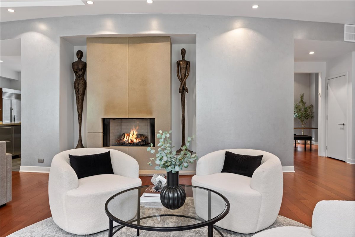 460 W Superior Street Unit: 4-5