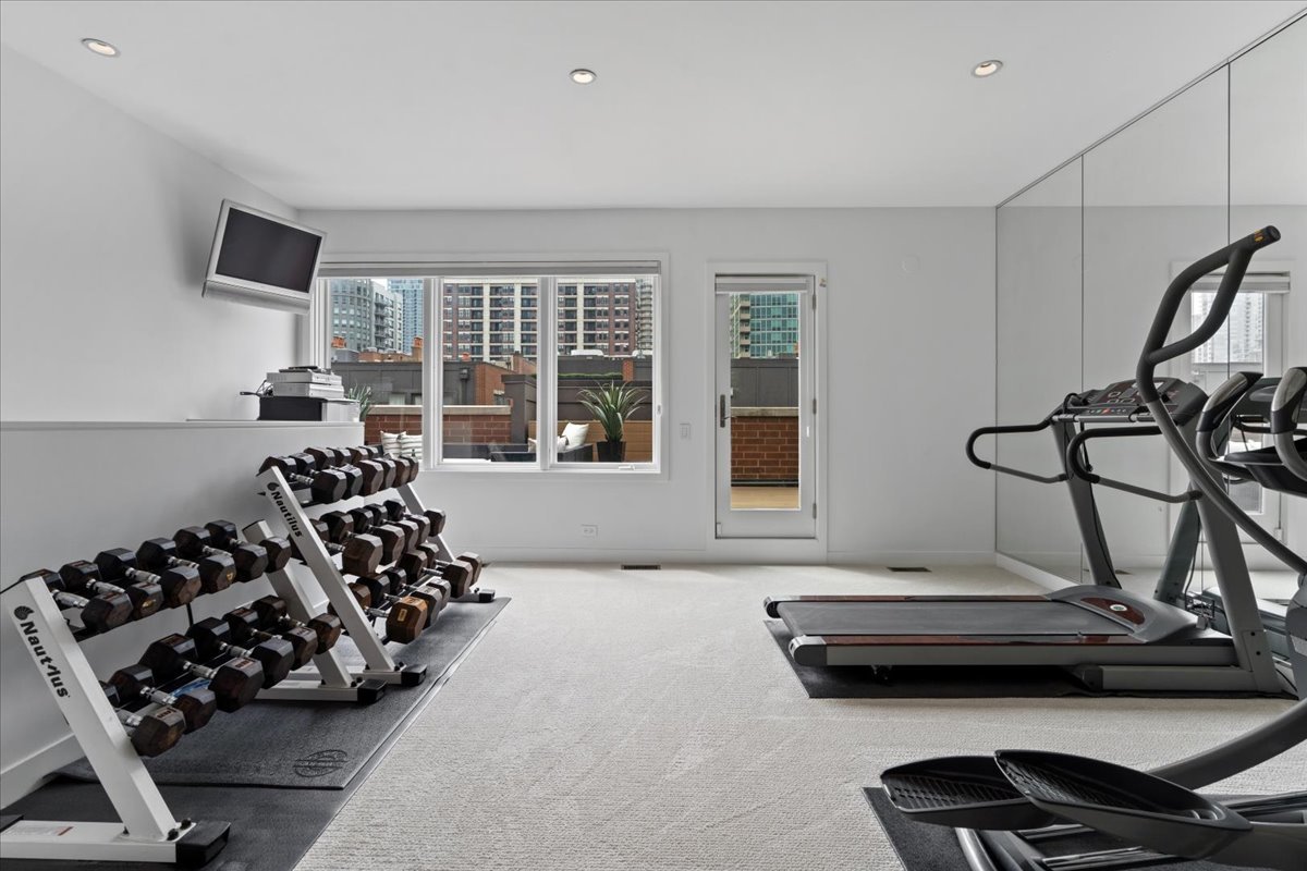 460 W Superior Street Unit: 4-5
