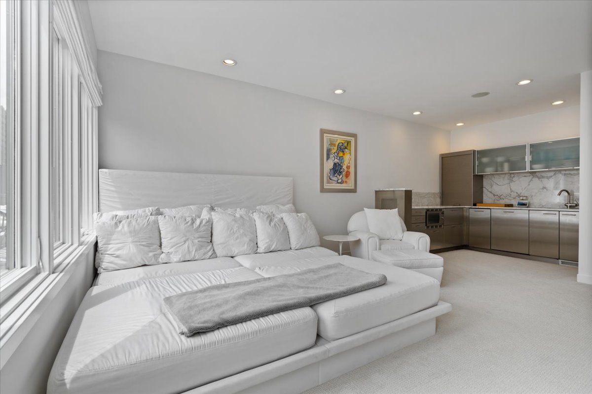 460 W Superior Street Unit: 4-5