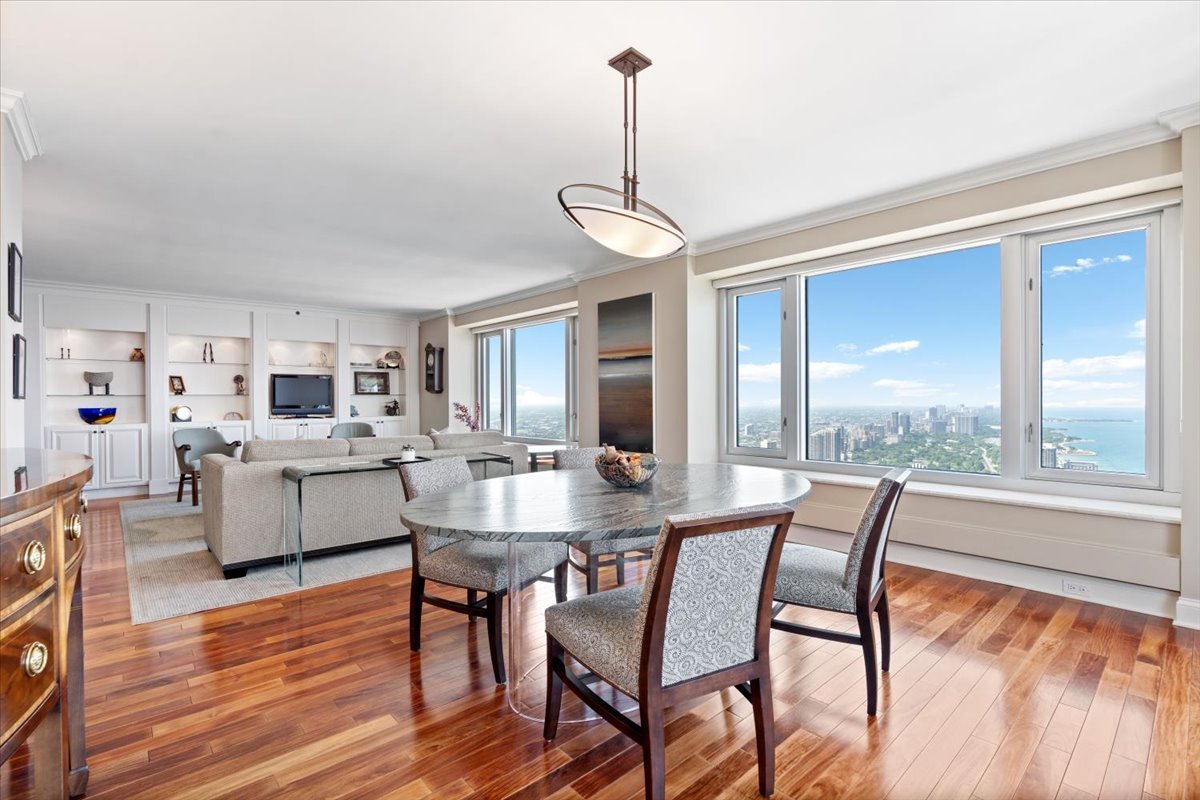 132 E Delaware Place Unit: 5906