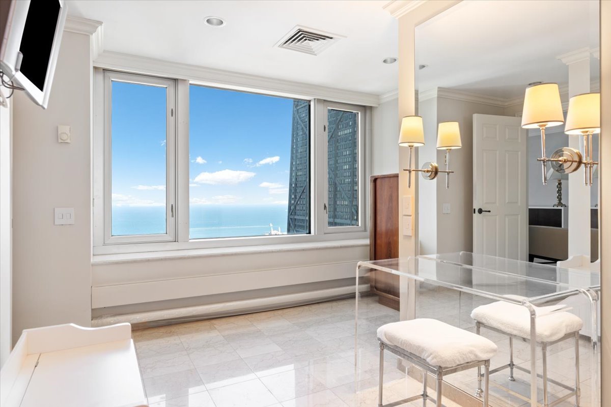 132 E Delaware Place Unit: 5906