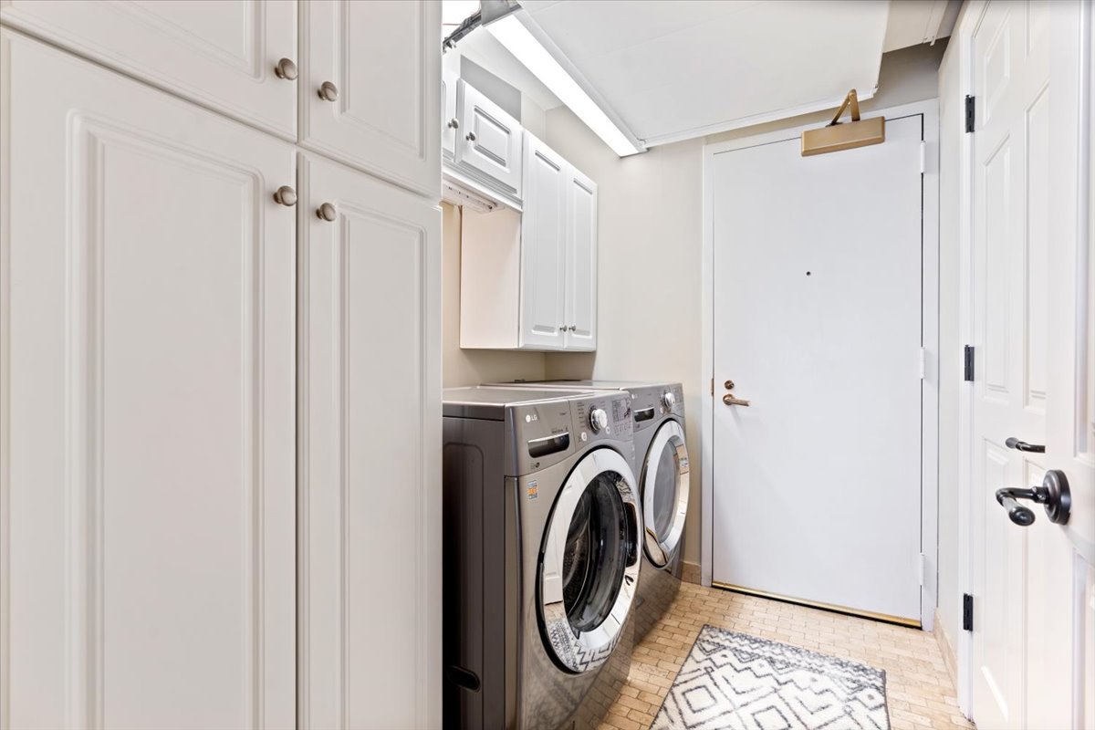 132 E Delaware Place Unit: 5906