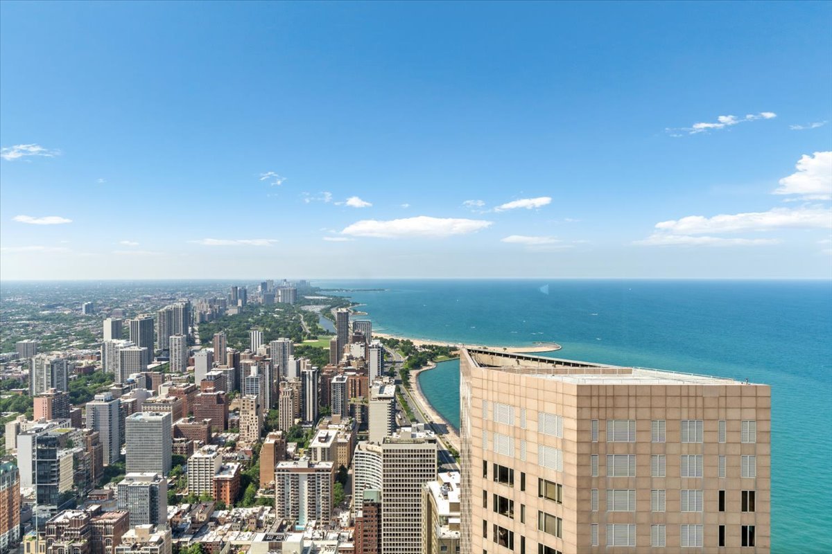 132 E Delaware Place Unit: 5906