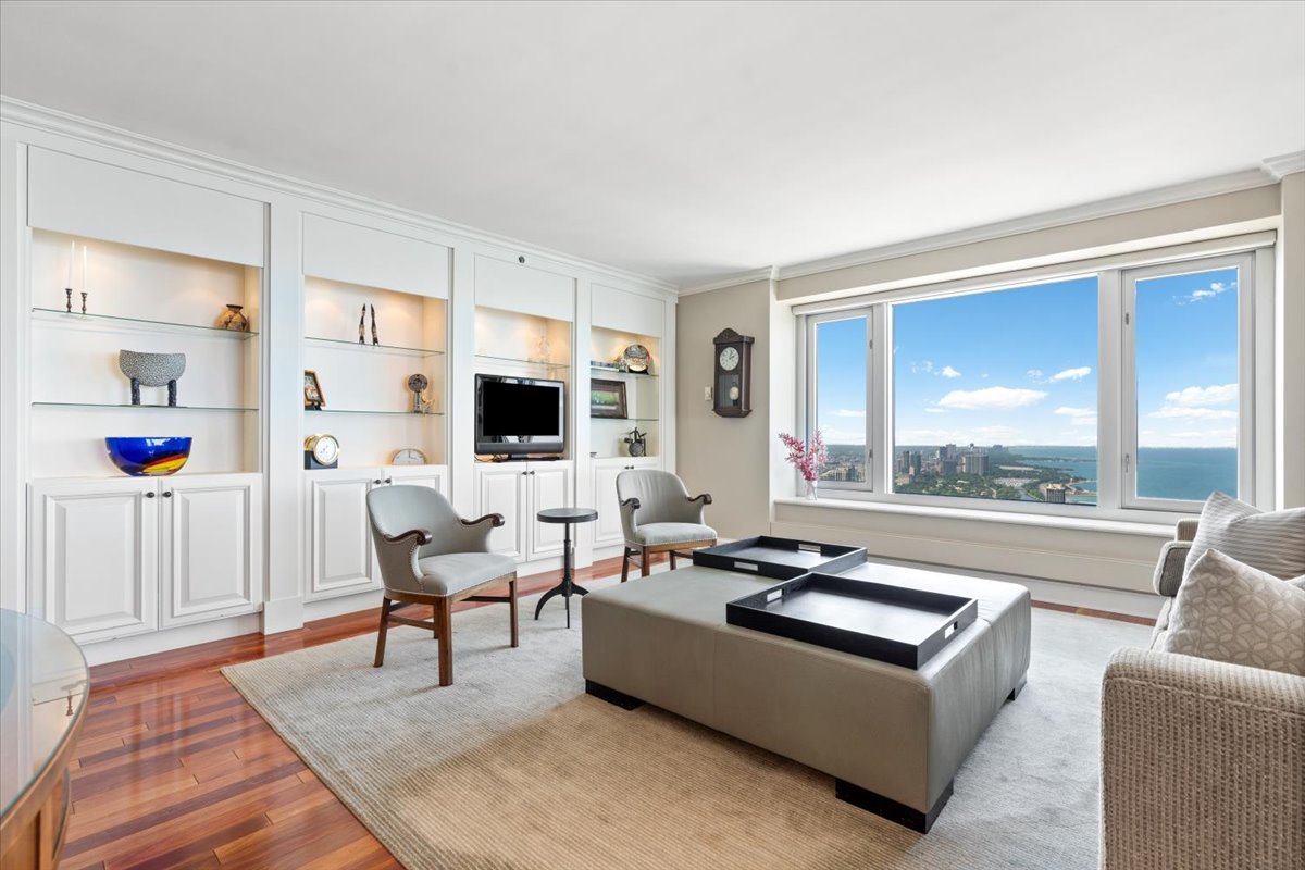 132 E Delaware Place Unit: 5906