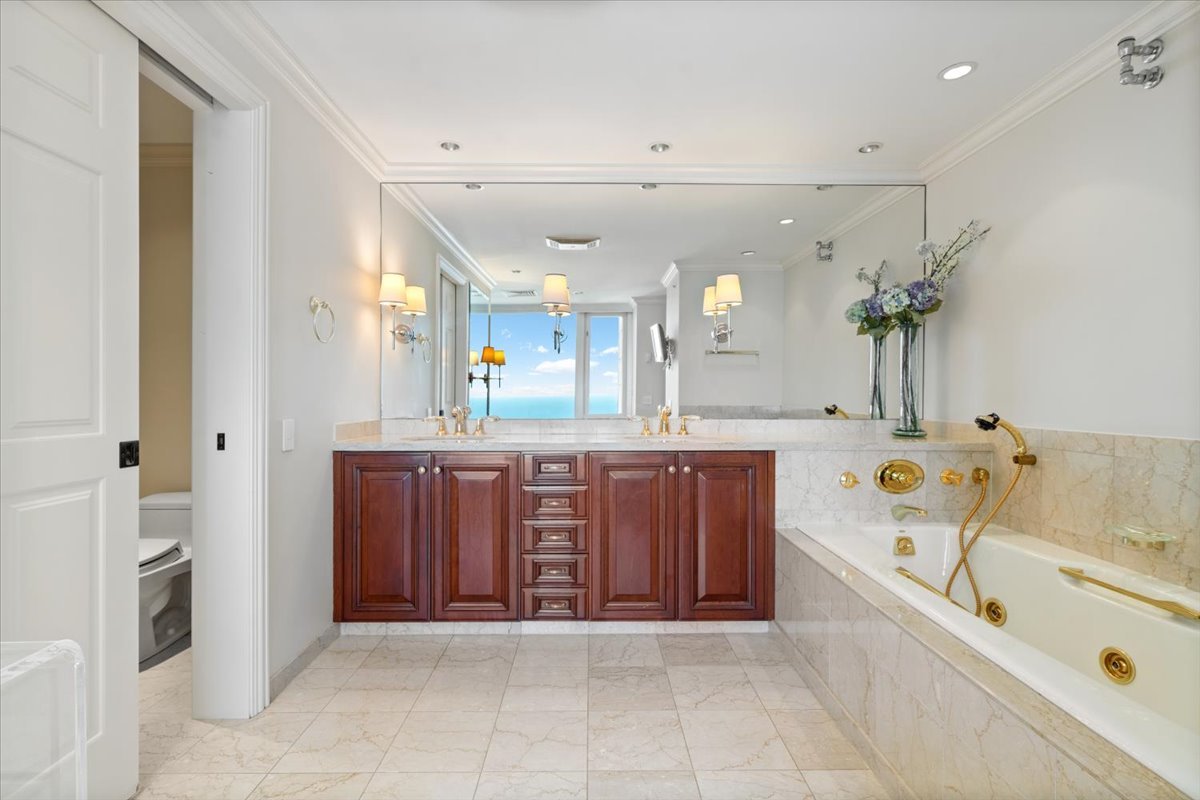 132 E Delaware Place Unit: 5906