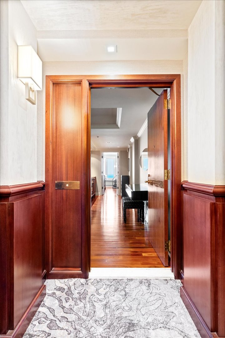 132 E Delaware Place Unit: 5906