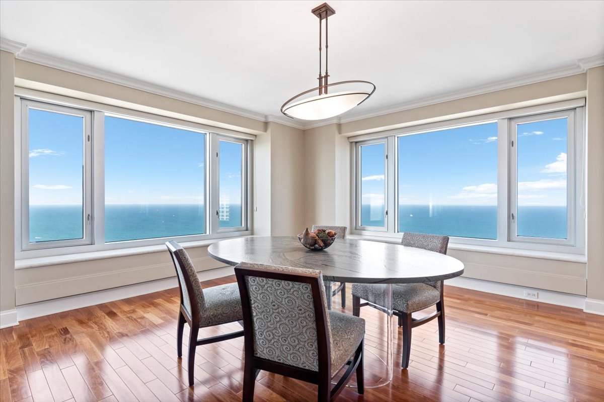 132 E Delaware Place Unit: 5906