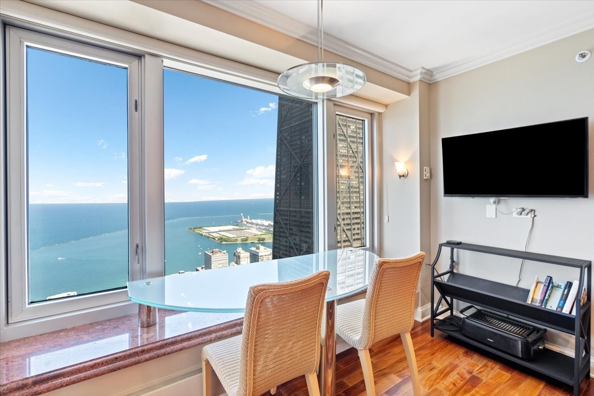 132 E Delaware Place Unit: 5906