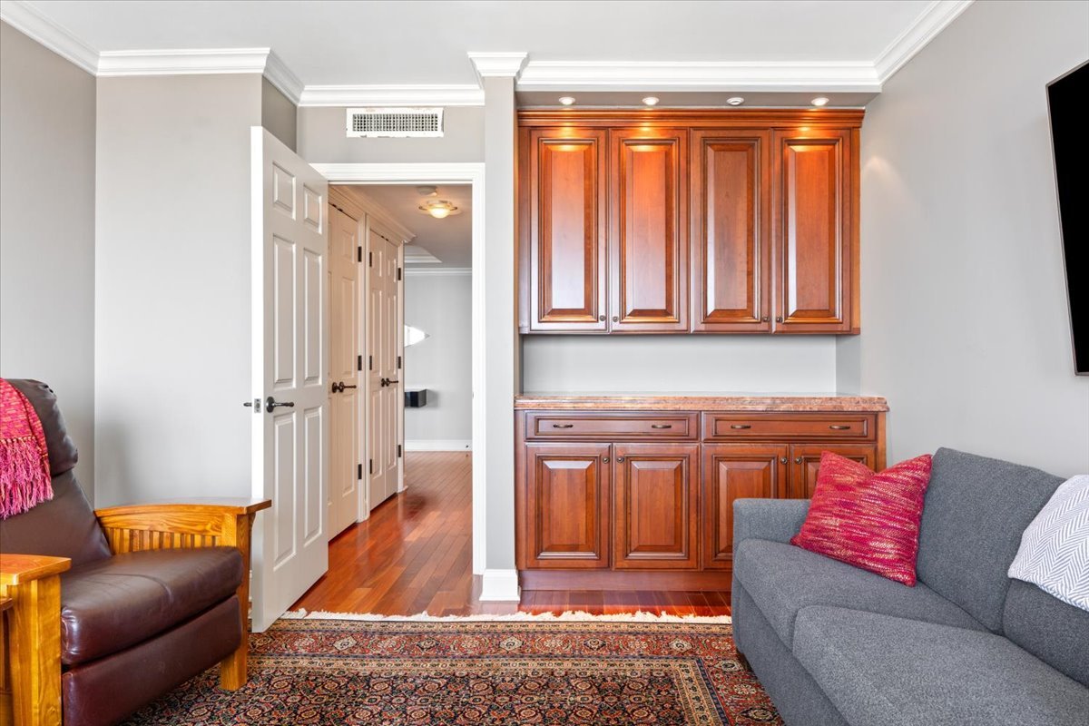 132 E Delaware Place Unit: 5906