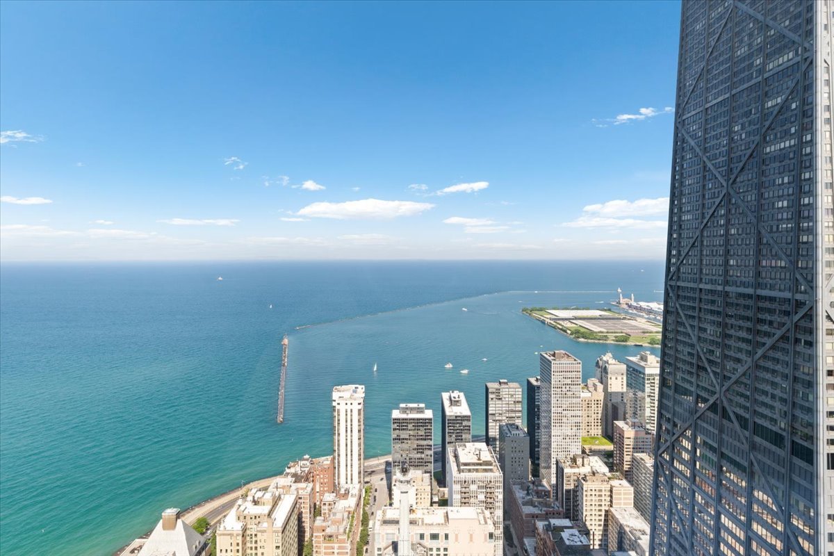 132 E Delaware Place Unit: 5906