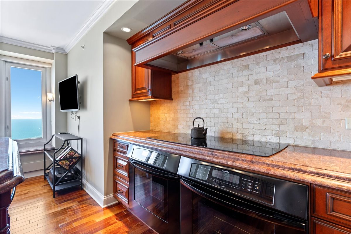 132 E Delaware Place Unit: 5906
