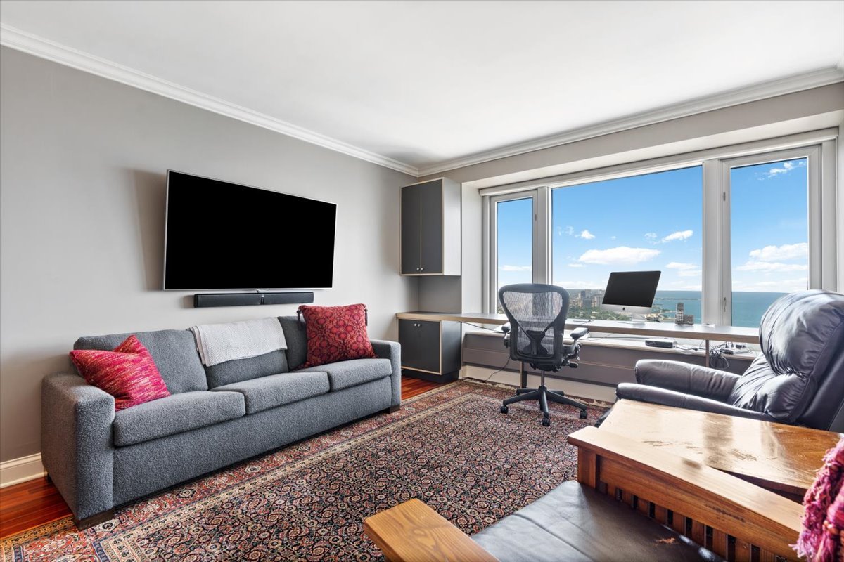 132 E Delaware Place Unit: 5906