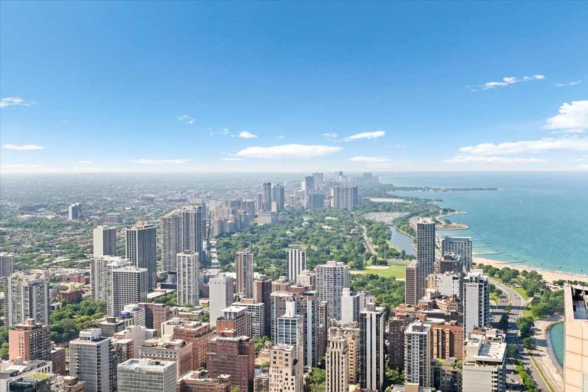 132 E Delaware Place Unit: 5906