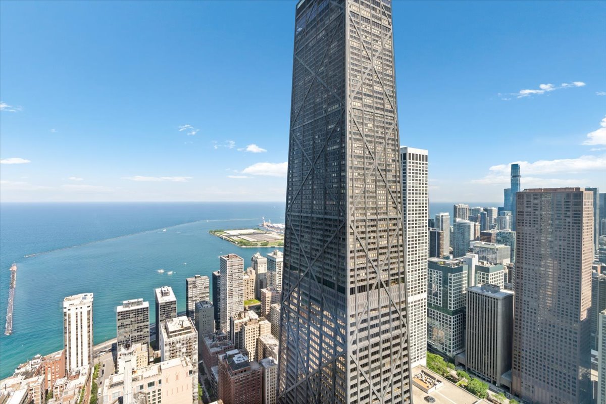132 E Delaware Place Unit: 5906