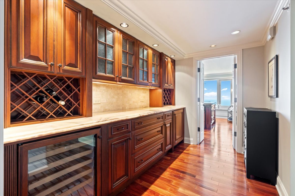 132 E Delaware Place Unit: 5906