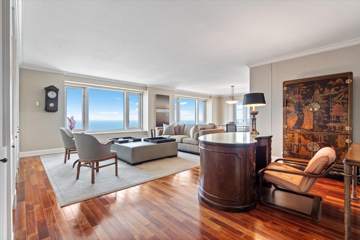 132 E Delaware Place Unit: 5906