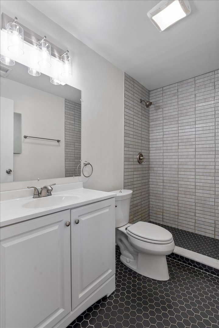 2122 N Lincoln Avenue Unit: A1