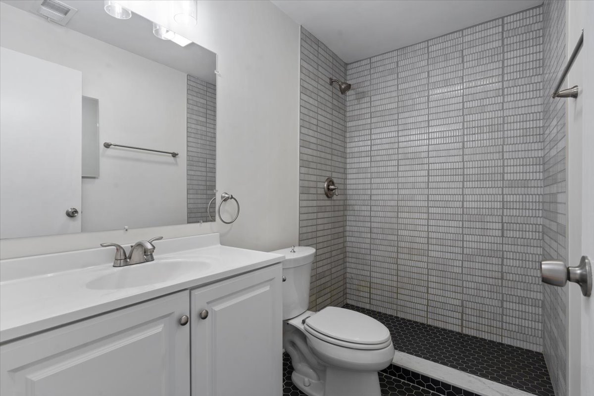 2122 N Lincoln Avenue Unit: A1
