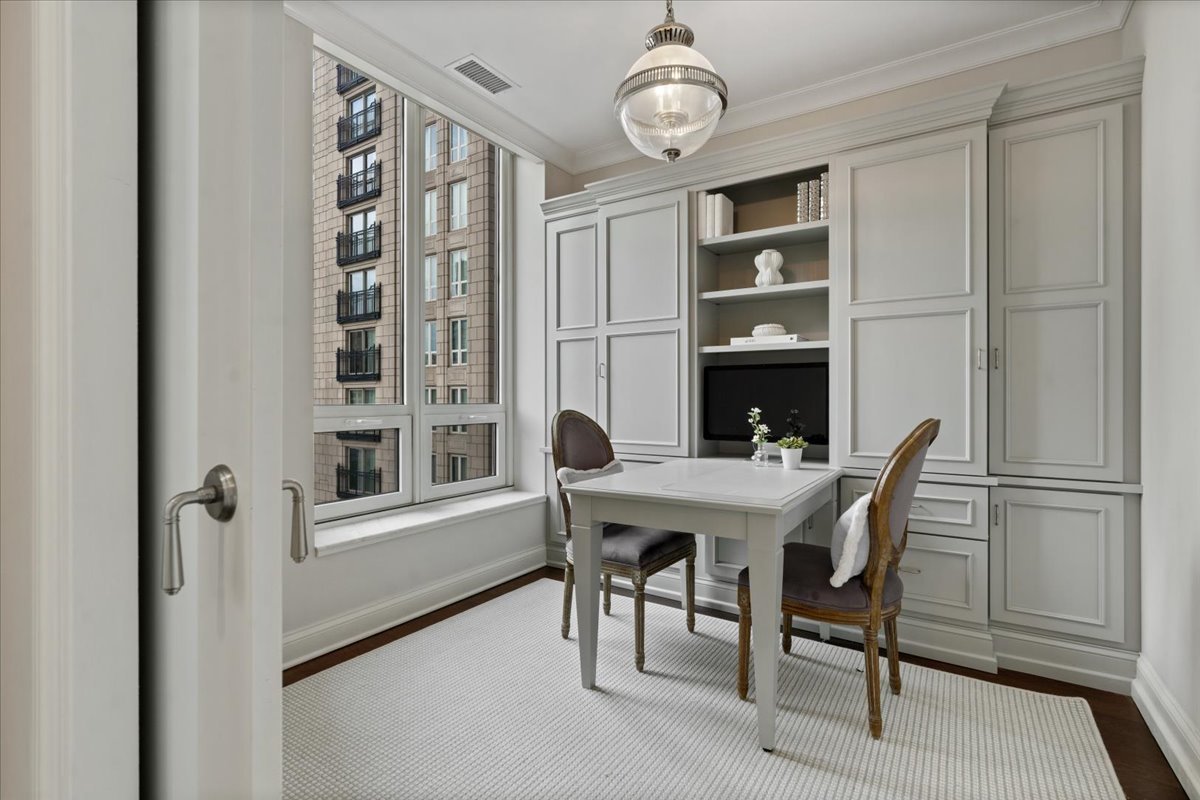 10 E Delaware Place Unit: 11A