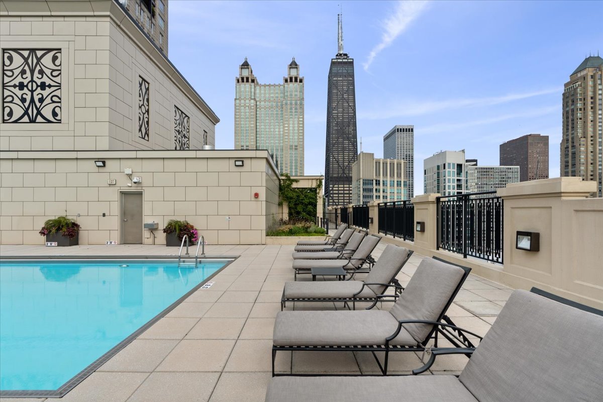 10 E Delaware Place Unit: 11A