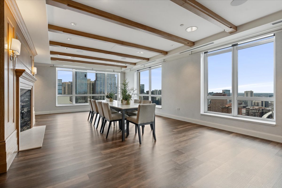 10 E Delaware Place Unit: 11A