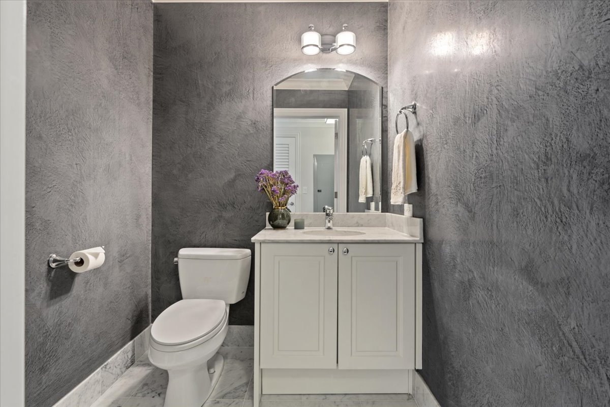 10 E Delaware Place Unit: 11A