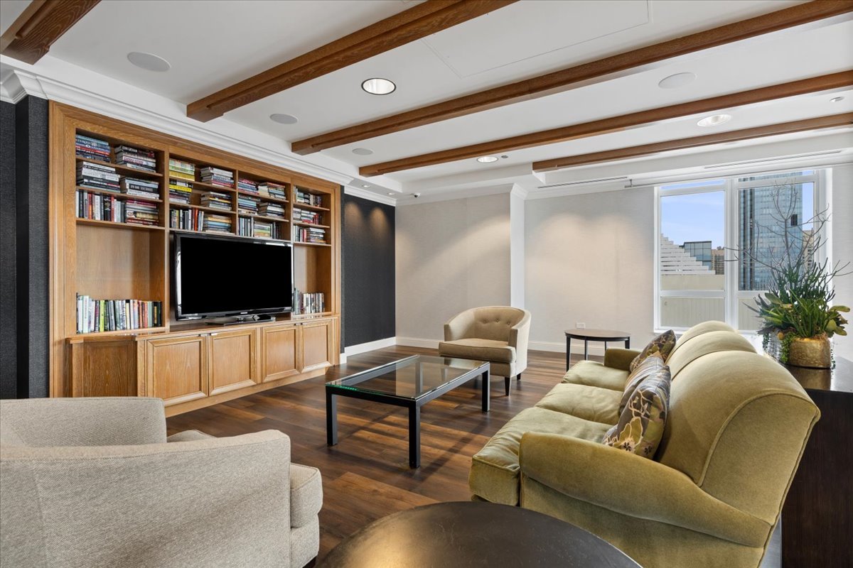 10 E Delaware Place Unit: 11A