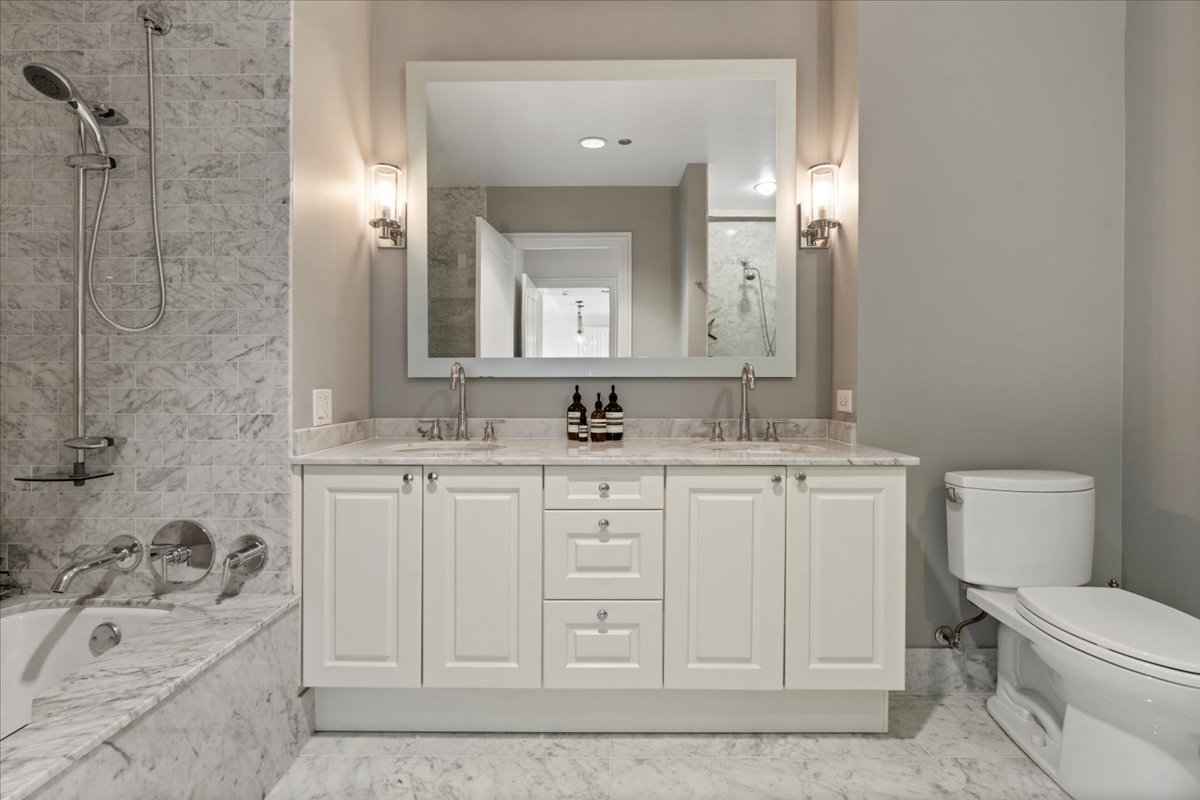 10 E Delaware Place Unit: 11A