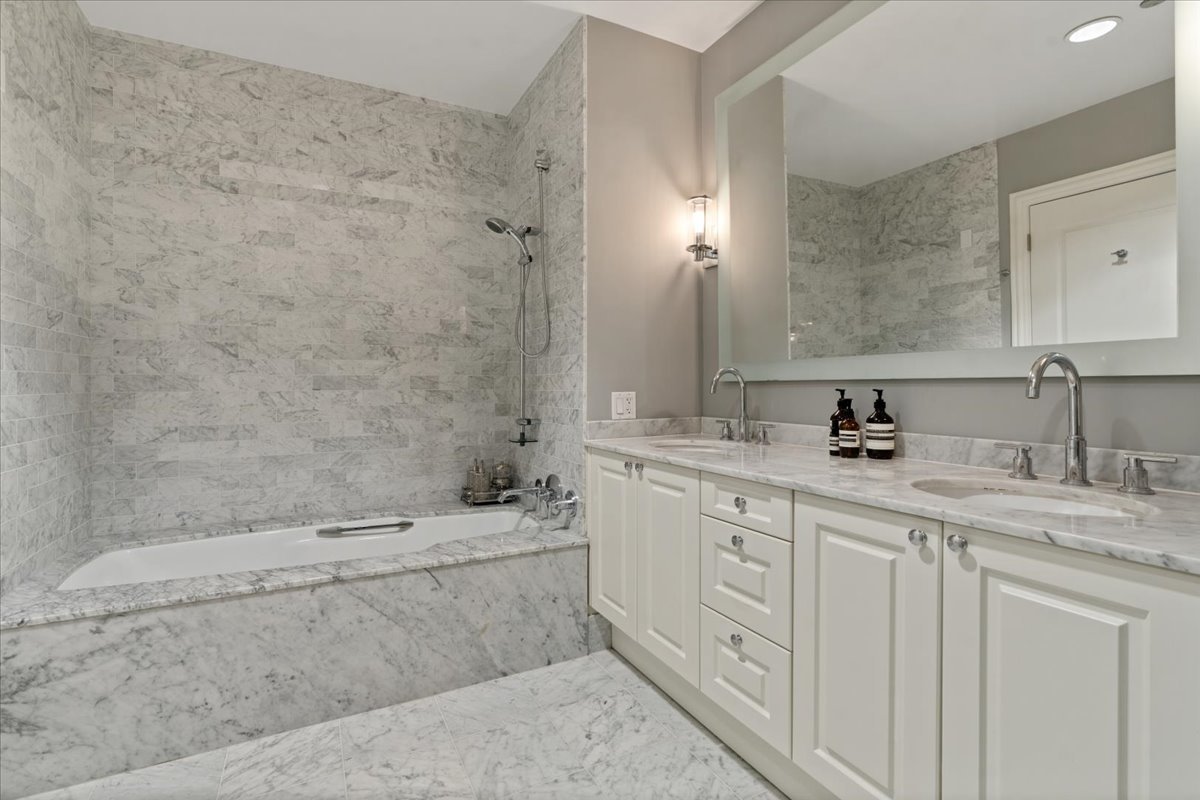 10 E Delaware Place Unit: 11A