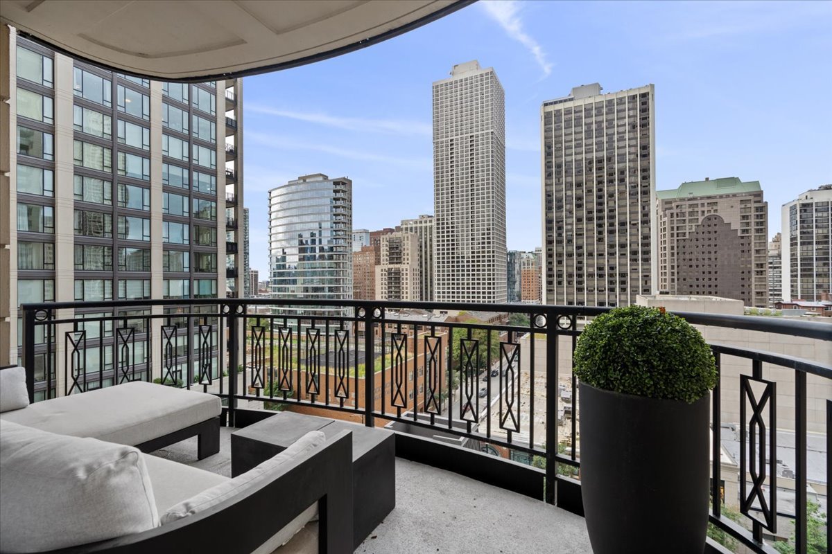 10 E Delaware Place Unit: 11A