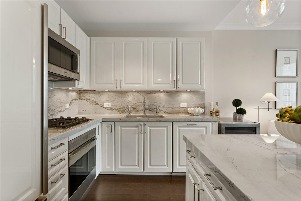 10 E Delaware Place Unit: 11A