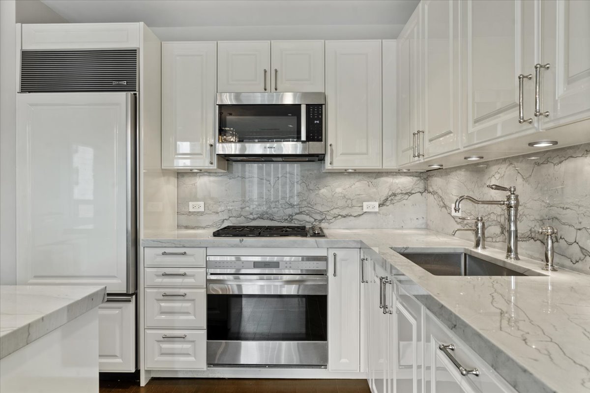 10 E Delaware Place Unit: 11A