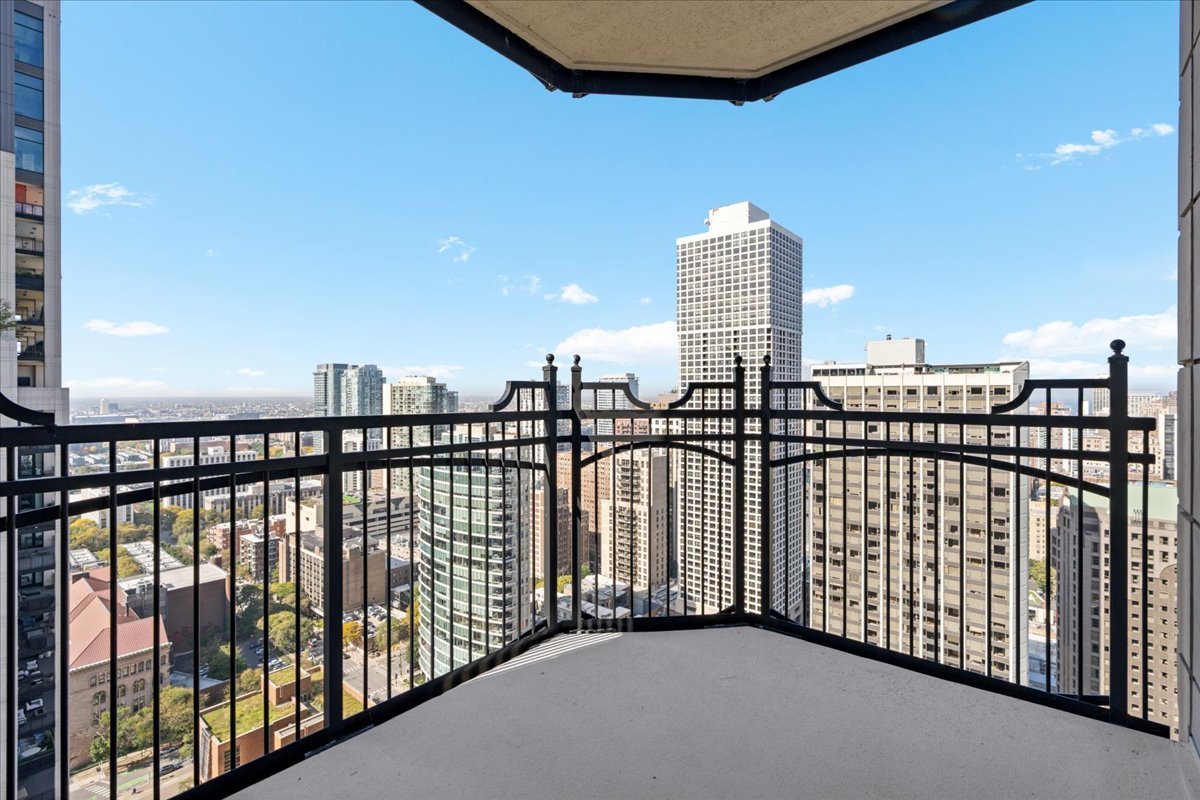 11 E Walton Street Unit: 3202