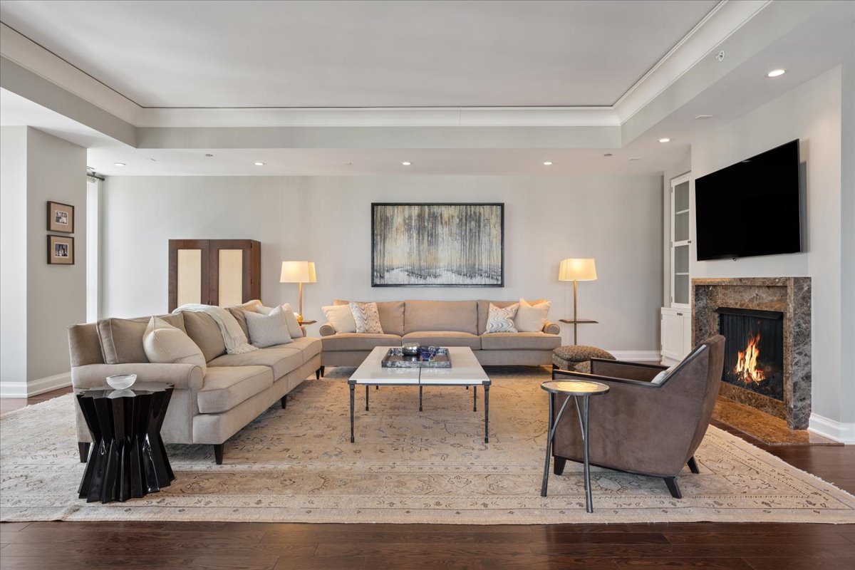 11 E Walton Street Unit: 3202