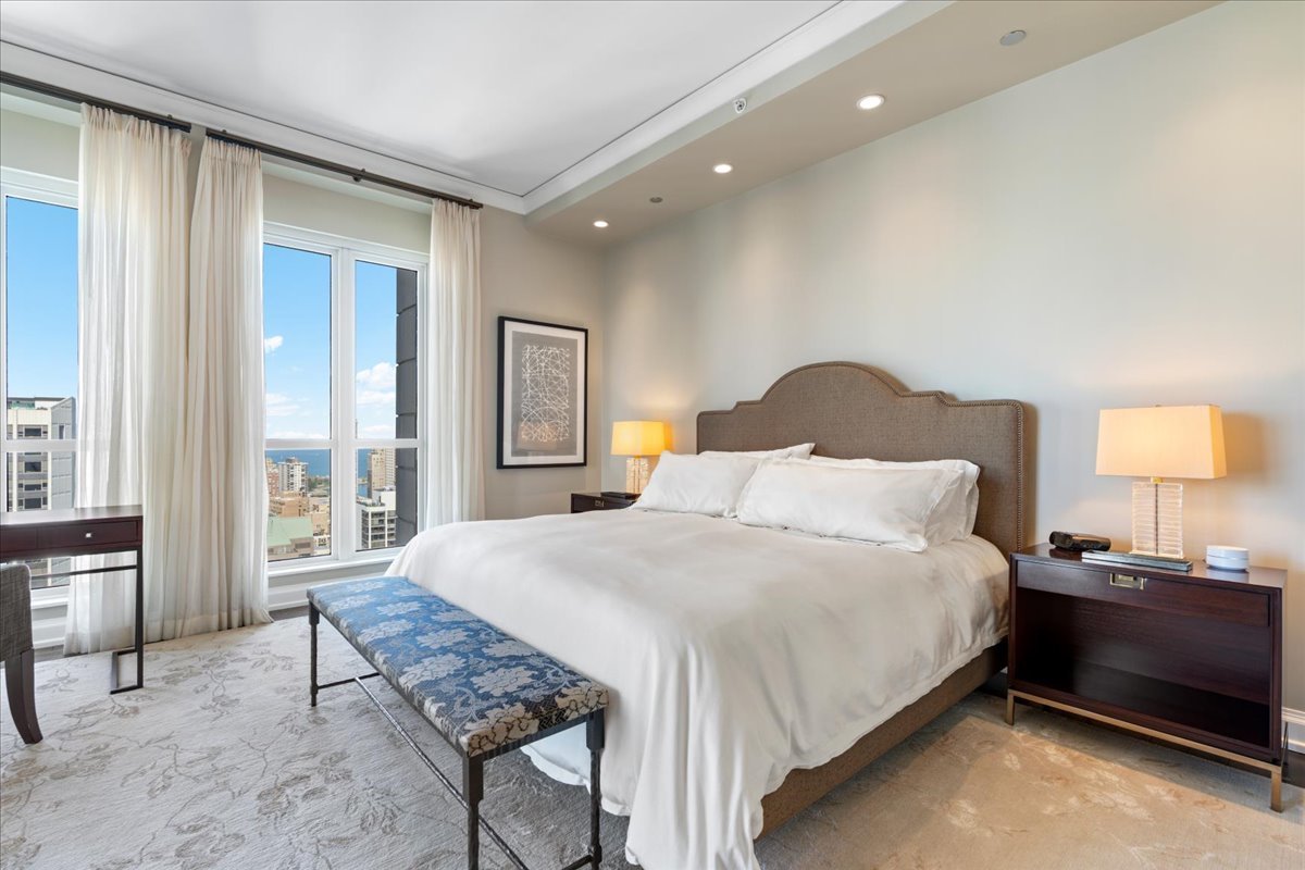 11 E Walton Street Unit: 3202
