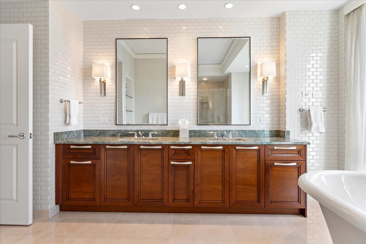 11 E Walton Street Unit: 3202