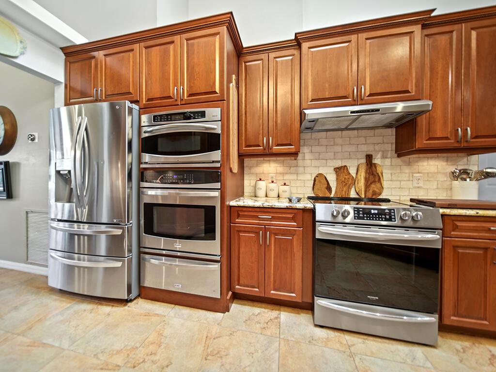 3268 SE Pinto Street