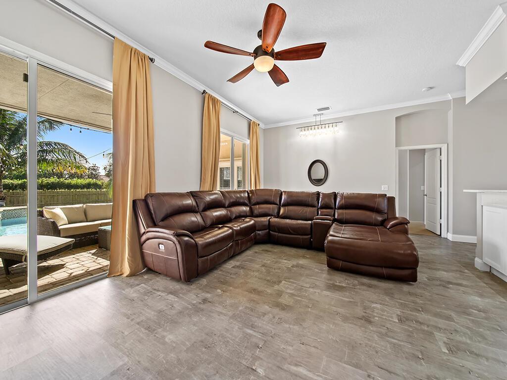 168 SW Oakridge Drive