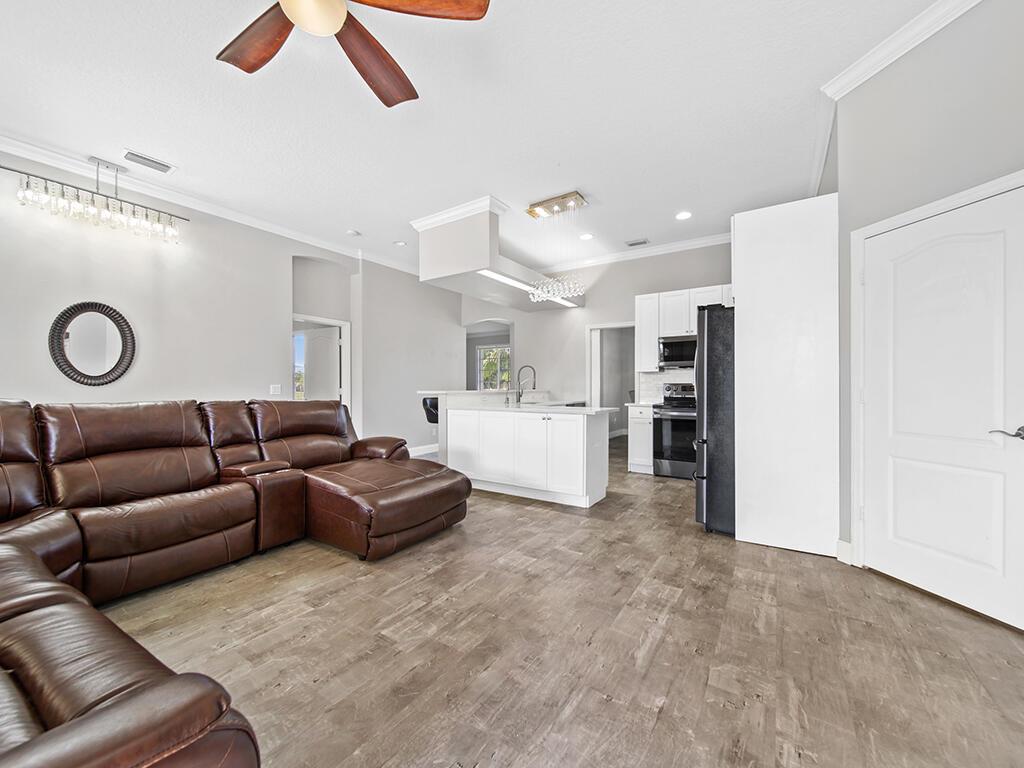 168 SW Oakridge Drive