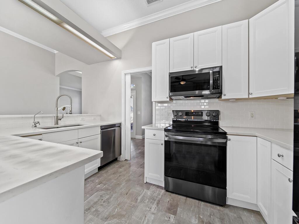 168 SW Oakridge Drive