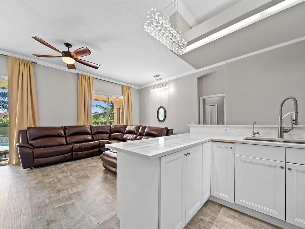 168 SW Oakridge Drive