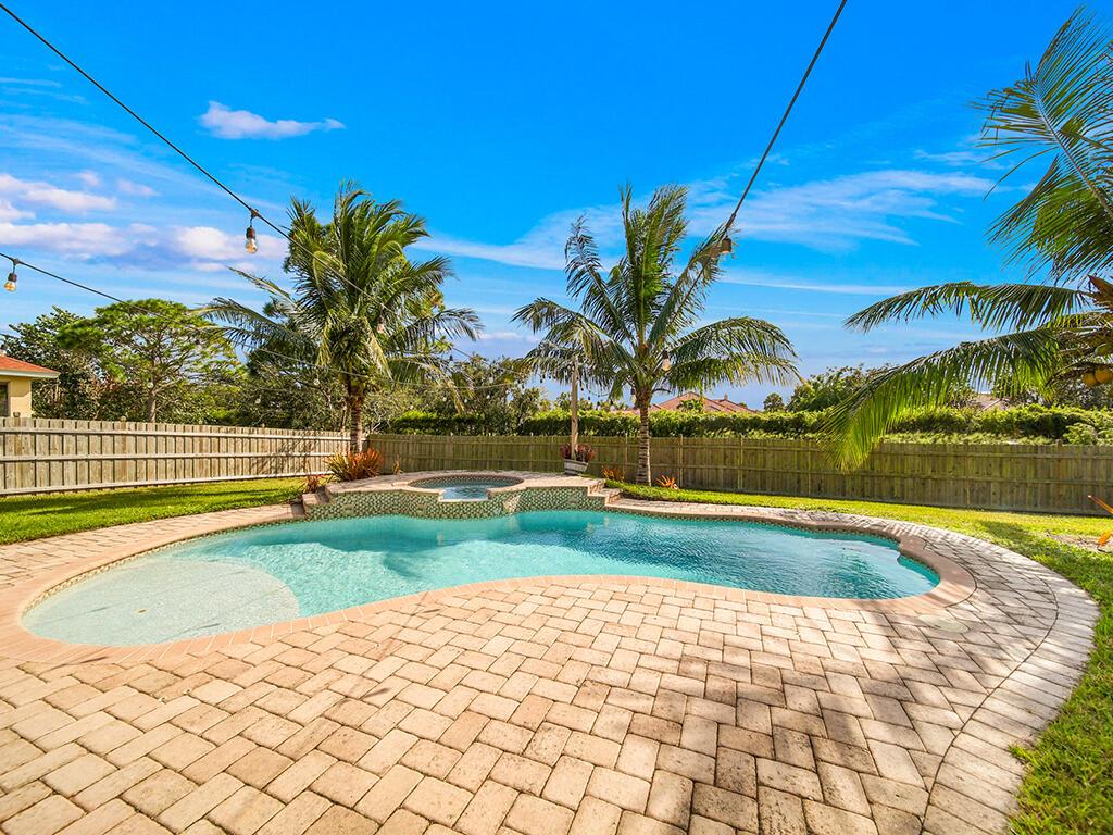 168 SW Oakridge Drive