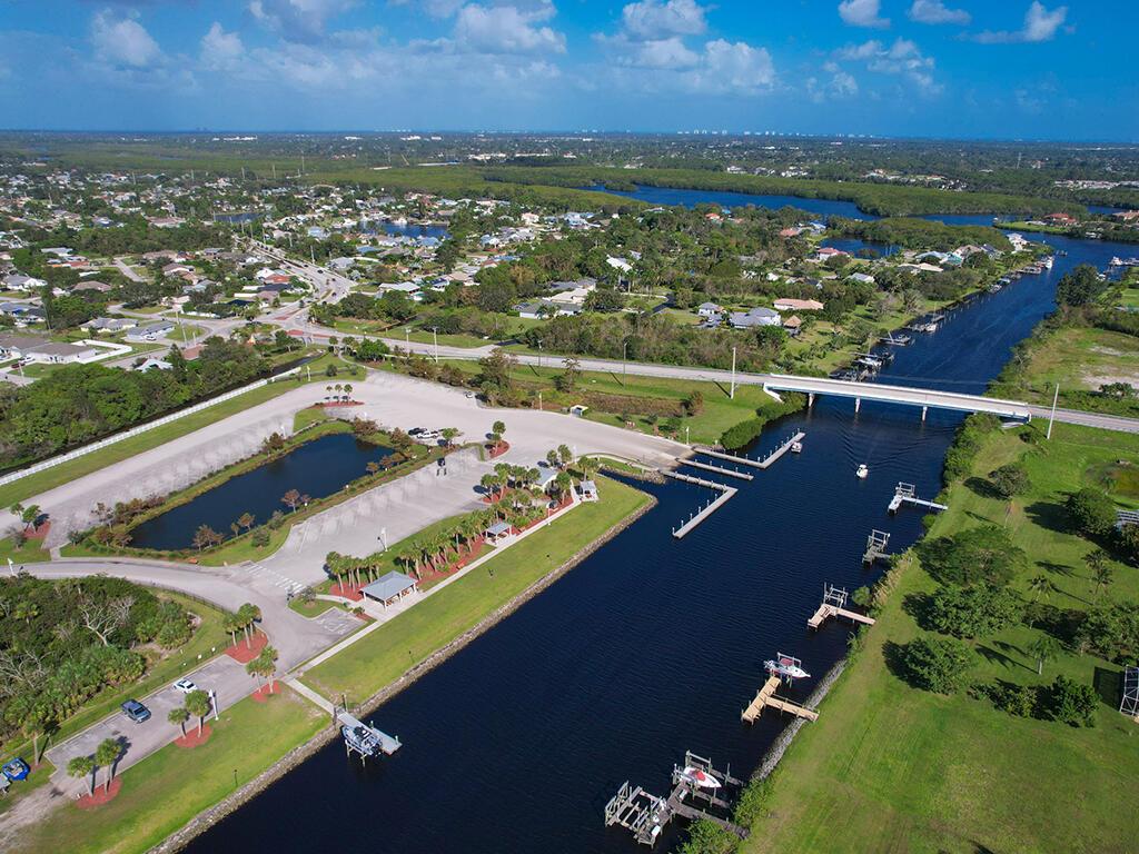 168 SW Oakridge Drive