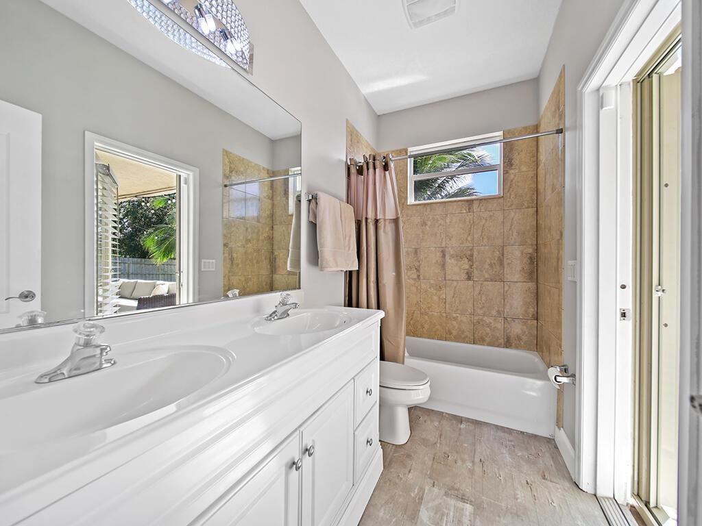 168 SW Oakridge Drive