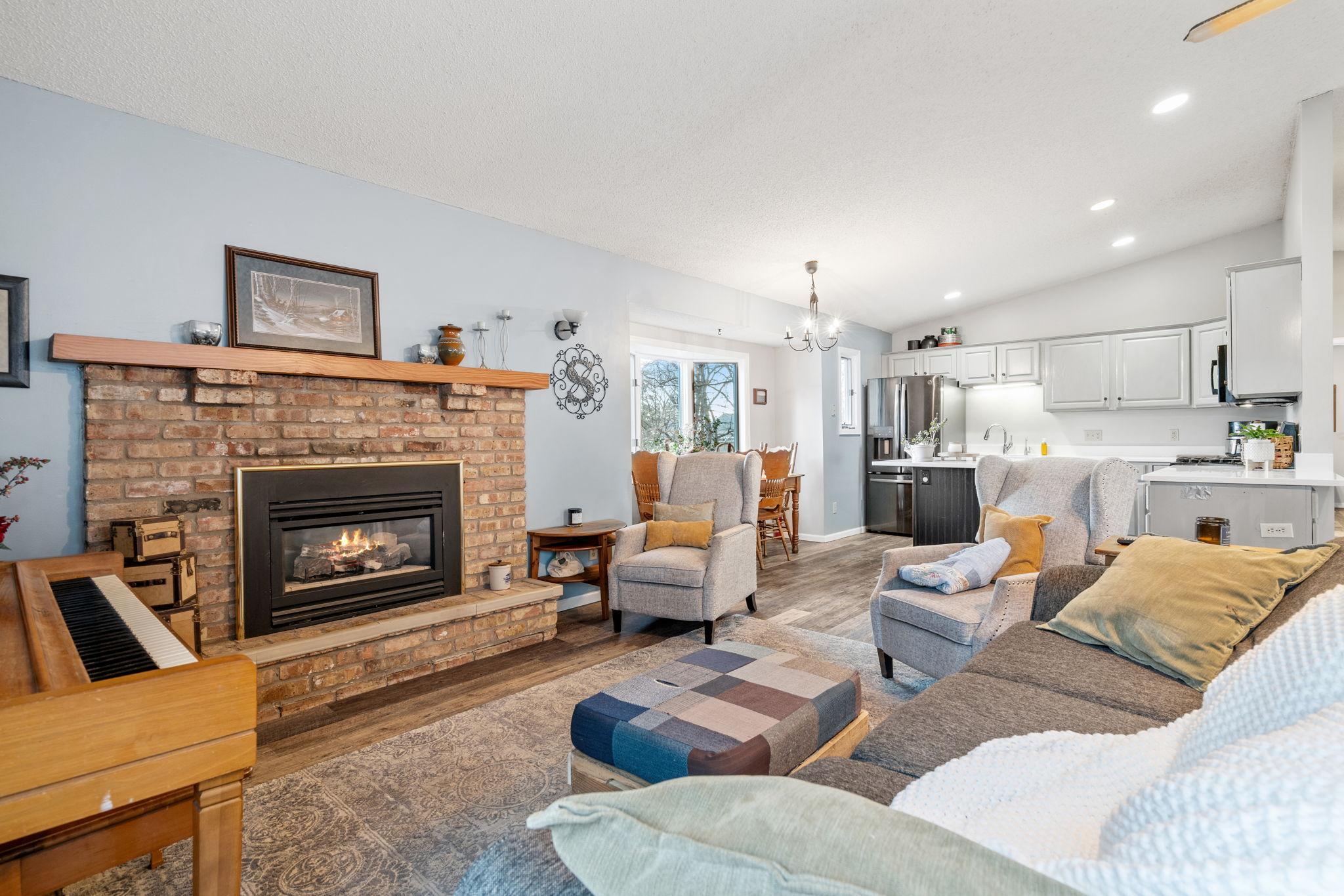2933 Dickens Lane