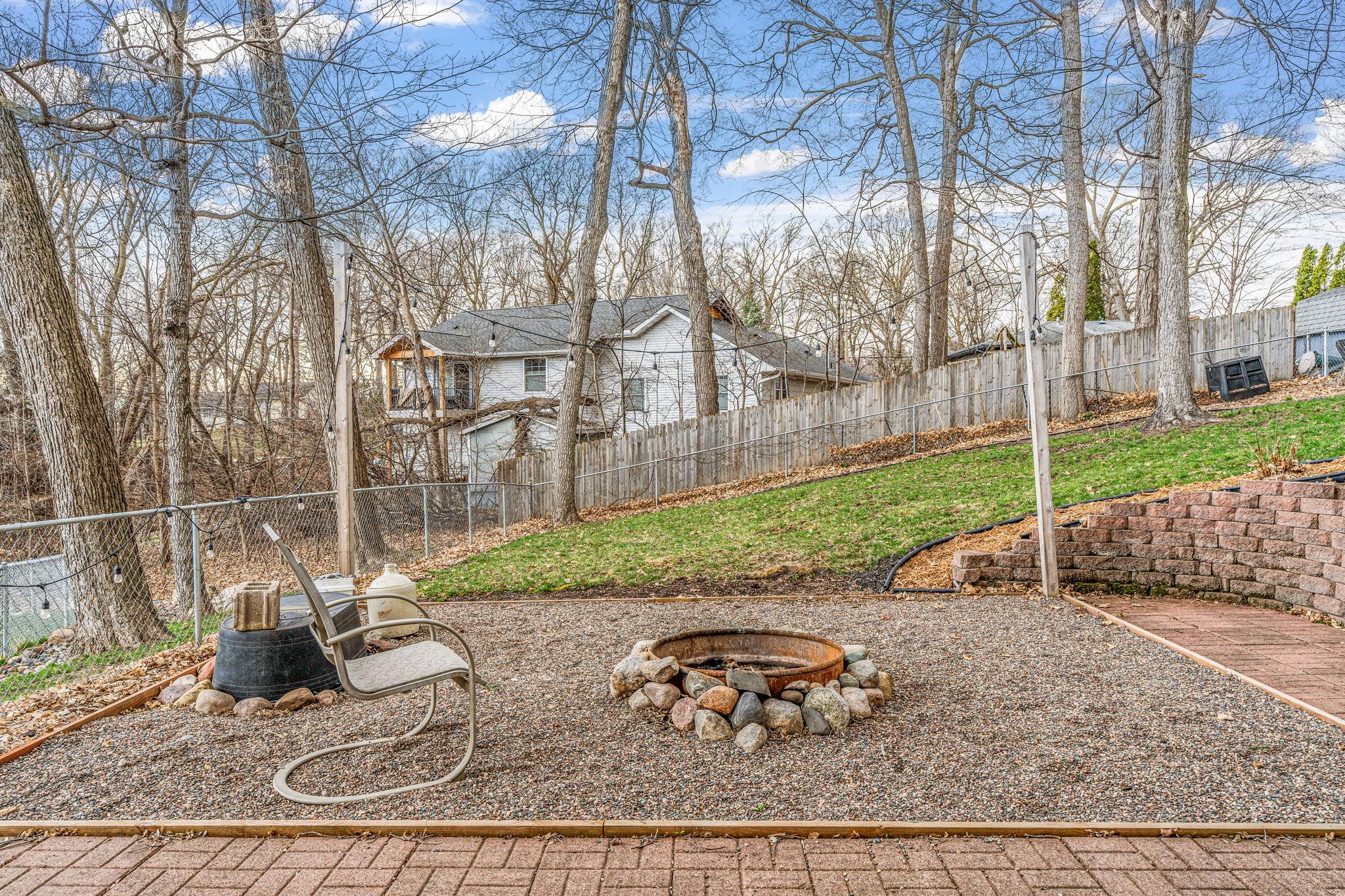 2933 Dickens Lane
