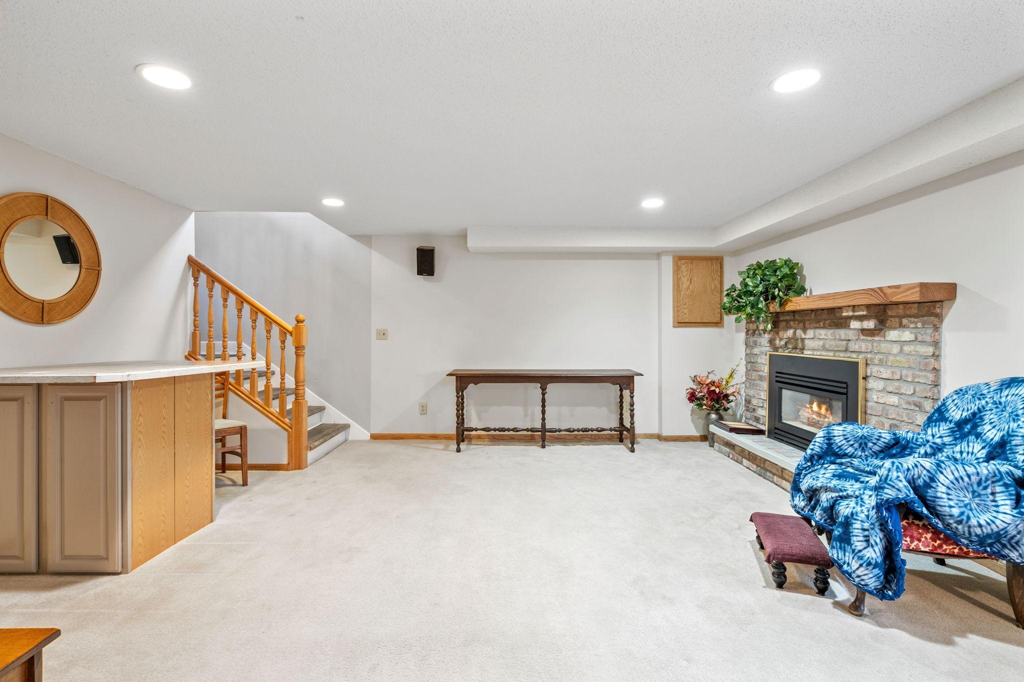 2933 Dickens Lane