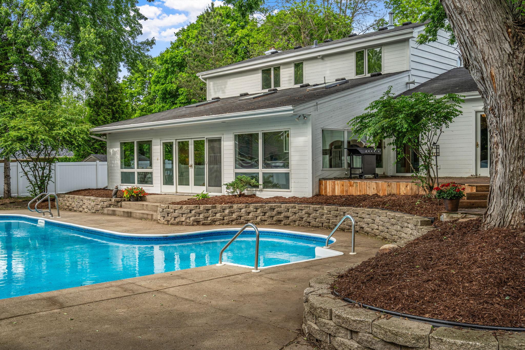 2105 Walnut Grove Lane N