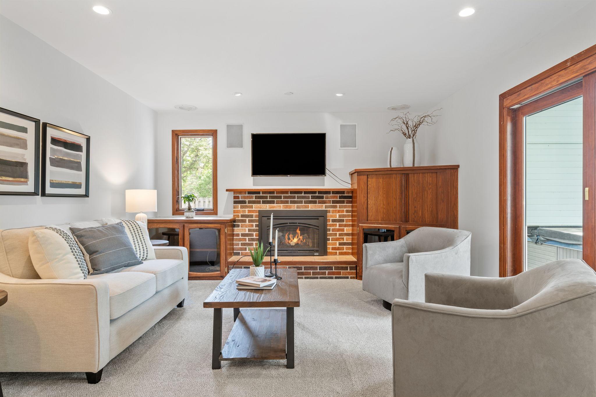 2105 Walnut Grove Lane N