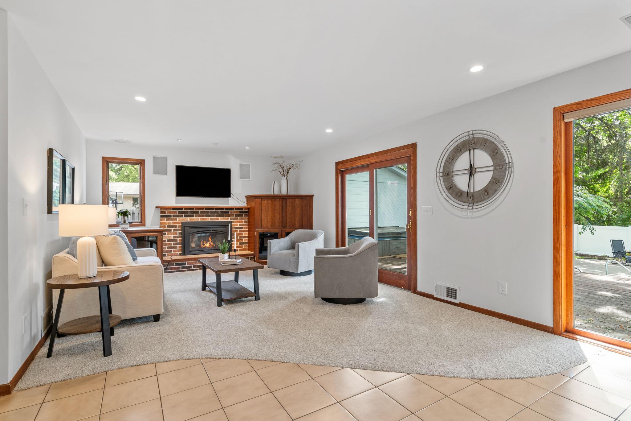 2105 Walnut Grove Lane N